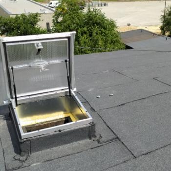 montaż wyłazu dachowego